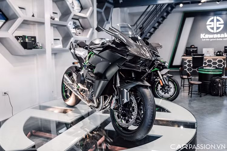 Vì chỉ dành cho đường đua nên Ninja H2R được loại bỏ các chi tiết như đèn, kính chiếu hậu để giảm trọng lượng và tối ưu khí động học. Do đó, chiếc Ninja H2R được đưa về nước chỉ có thể dùng cho mục đích trưng bày hoặc chạy trong các đường đua.