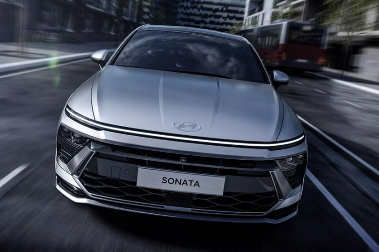 Mới đây, hãng Hyundai đã tung ra những hình ảnh chính thức đầu tiên của Sonata mới, bao gồm cả phiên bản N Line thể thao hơn. Theo hãng e Hàn Quốc, mẫu xe sedan Hyundai Sonata 2024 không chỉ đơn giản là phiên bản nâng cấp của thế hệ thứ 8.