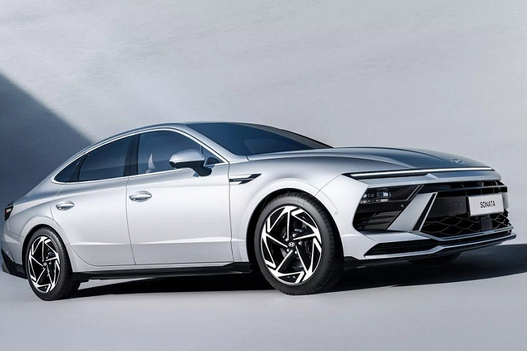 Bên cạnh đầu xe với nhiều đường cắt xẻ sắc sảo hơn trước, mẫu sedan hạng D này còn được bổ sung nắp ca-pô mới. Nắp ca-pô này đi kèm những đường dập gân nổi bật hơn và tích hợp logo của hãng Hyundai. Đằng sau Hyundai Sonata 2024 xuất hiện cụm đèn hậu LED mới cũng nằm vắt ngang như dải đèn LED định vị ban ngày.