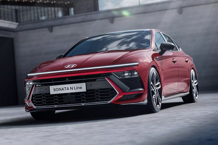 Bên cạnh đó là vô lăng mới với thiết kế 3 chấu, giống loại đang dùng cho Hyundai Kona 2024. Phía sau vô lăng cũng có cần gạt chuyển số điện tử tương tự Hyundai Kona thế hệ mới. Để tăng trải nghiệm của hành khách ngồi trên xe, hãng Hyundai đã trang bị hệ thống đèn viền nhiều màu cho nội thất. Thêm vào đó là cửa gió điều hòa mới, trải dài trên mặt táp-lô. 