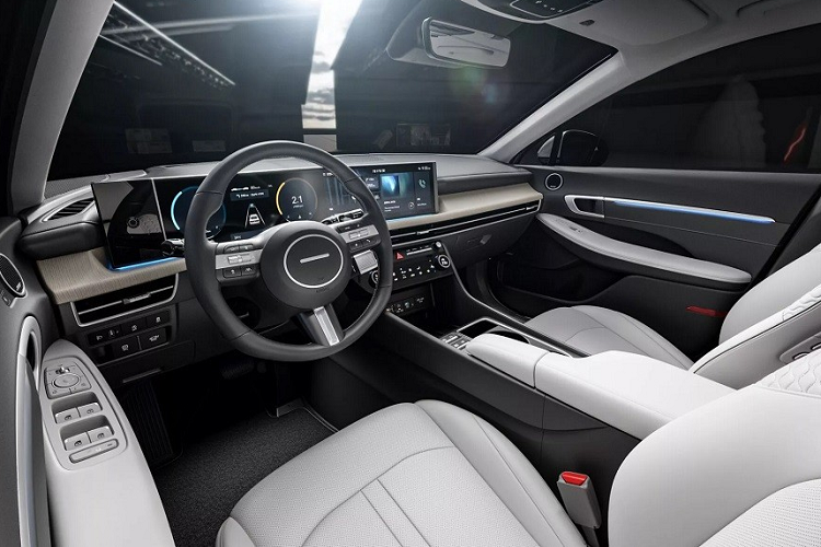 Chưa hết, Hyundai Sonata 2024 còn có thêm cản sau mới, tích hợp 2 nẹp mạ crôm bao quanh đèn phản quang. Thay đổi còn lại của mẫu sedan hạng D này là bộ vành la-zăng bên sườn xe. Bộ vành này có thiết kế đa chấu, phay xước 2 màu.