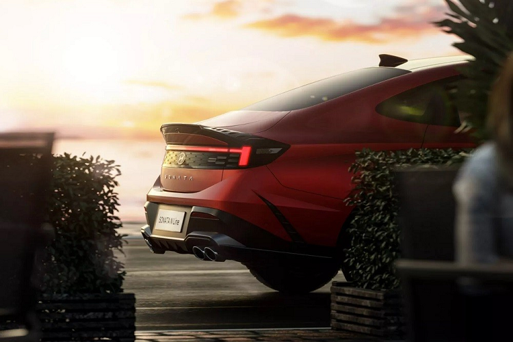 Phía dưới là lưới tản nhiệt hình chữ nhật và hốc gió trung tâm được tách rời với nhau bằng nẹp ở giữa để lắp biển số trước. Nằm hai bên lưới tản nhiệt là đèn pha LED mới sắc sảo hơn. Ngoài ra, Hyundai Sonata 2024 còn có khe gió ở hai góc đầu xe, ngay phía dưới đèn pha.