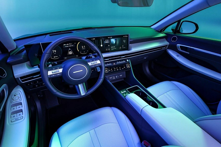 Ở bản N Line, Hyundai Sonata 2024 sẽ được bổ sung cản trước/cản sau thể thao hơn và bộ vành hợp kim 19 inch với thiết kế 5 chấu kép thể thao hơn. Trên lưới tản nhiệt và cửa cốp sau đều có logo N Line như dấu hiệu nhận biết. Bên dưới cản sau còn có 4 đầu ống xả, được chia đều sang hai bên.