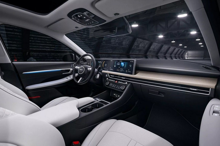 Cũng như ngoại thất, nội thất của Hyundai Sonata 2024 đã được thổi làn gió mới. Điểm nhấn đáng chú ý nhất của không gian bên trong xe nằm ở bảng đồng hồ kỹ thuật số và màn hình cảm ứng trung tâm cùng có kích thước 12,3 inch, nối liền với nhau tạo thành một khối đặt nổi trên mặt táp-lô.