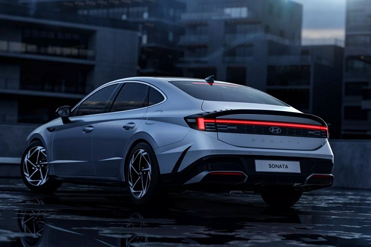 Tương tự phiên bản cũ, xe vẫn được áp dụng ngôn ngữ thiết kế Sensuous Sportiness quen thuộc của hãng Hyundai. Tuy nhiên, ở phiên bản nâng cấp, Hyundai Sonata lấy cảm hứng thiết kế từ người anh em Kona và Accent thế hệ mới. Có thể thấy rõ điều này qua khu vực đầu xe với dải đèn LED định vị ban ngày nằm vắt ngang, ôm lấy nắp ca-pô.