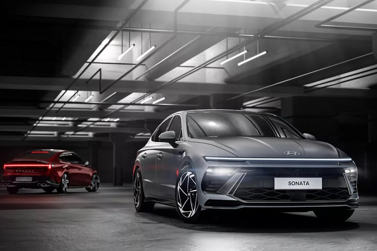 Hyundai Sonata hiện đã qua thời hoàng kim và không còn bán chạy như trước. Thậm chí, còn có tin đồn về việc hãng Hyundai sẽ khai tử mẫu sedan hạng trung này trong thời gian tới. Trước thời điểm đó, Hyundai Sonata 2024 mới vẫn được bổ sung phiên bản nâng cấp giữa vòng đời (facelift).