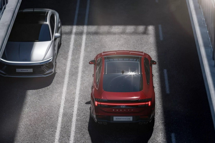 Theo hình ảnh chụp Sonata 2024 trên đường thử, có thể thấy mẫu sedan hạng D này còn được trang bị hệ dẫn động 4 bánh toàn thời gian. Đây là lần đầu tiên mẫu xe này có hệ dẫn động AWD. Dự kiến, xe sẽ chính thức trình làng tại Hàn Quốc trong triển lãm Ô tô Seoul 2023 diễn ra từ ngày 30/3 - 9/4 tới đây. Giá xe Hyundai Sonata 2023 vẫn được giữ kín.