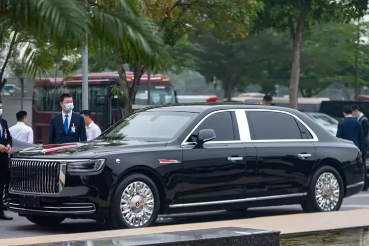 Không chỉ có kích thước lớn, Hồng Kỳ N701 còn sở hữu ngoại hình gợi liên tưởng đến xe siêu sang Rolls-Royce Phantom. Xe được trang bị lưới tản nhiệt hình chữ nhật cỡ lớn với các nan nằm dọc theo phong cách thác nước, cụm đèn pha nằm ngang gọn gàng và cản trước tích hợp hốc gió trung tâm kéo dài (ảnh: Thành Đông/Dân Trí).