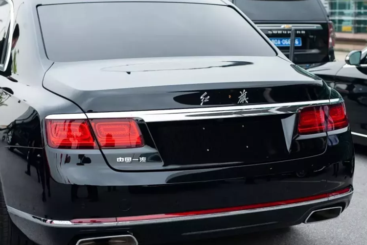 Là một chiếc xe chuyên chở nguyên thủ quốc gia, Hồng Kỳ N701 được bọc thép, kính và lốp chống đạn. Ngoài ra, chiếc limousine này có thể chịu được tác động từ những quả bom nhỏ và được trang bị cả hệ thống nén khí để bảo vệ vị lãnh đạo này trước các cuộc tấn công hóa học (ảnh: Thành Đông/Dân Trí). 