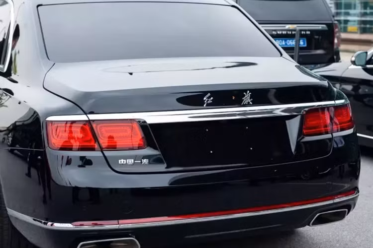 Là một chiếc xe chuyên chở nguyên thủ quốc gia, Hồng Kỳ N701 được bọc thép, kính và lốp chống đạn. Ngoài ra, chiếc limousine này có thể chịu được tác động từ những quả bom nhỏ và được trang bị cả hệ thống nén khí để bảo vệ vị lãnh đạo này trước các cuộc tấn công hóa học (ảnh: Thành Đông/Dân Trí). 