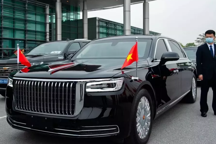 Chưa hết, Hồng Kỳ N701 còn có logo hình lá cờ đỏ đặc trưng trên nắp ca-pô và sau chắn bùn trước. Bên cạnh đó là vành hợp kim đa chấu cỡ lớn, dải đèn phản quang vắt ngang trên cản sau và 2 đầu ống xả hình thang (ảnh: Thành Đông/Dân Trí).