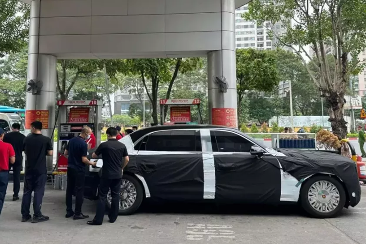 Hồng Kỳ N701 siêu sang chống đạn đã lần đầu tiên lộ diện trong chuyến thăm chính thức Hồng Kông của ông Tập Cận Bình vào hồi tháng 7/2022. Trước đó, Tổng bí thư, Chủ tịch Trung Quốc sử dụng loại xe limousine khác mang tên Hồng Kỳ N501.