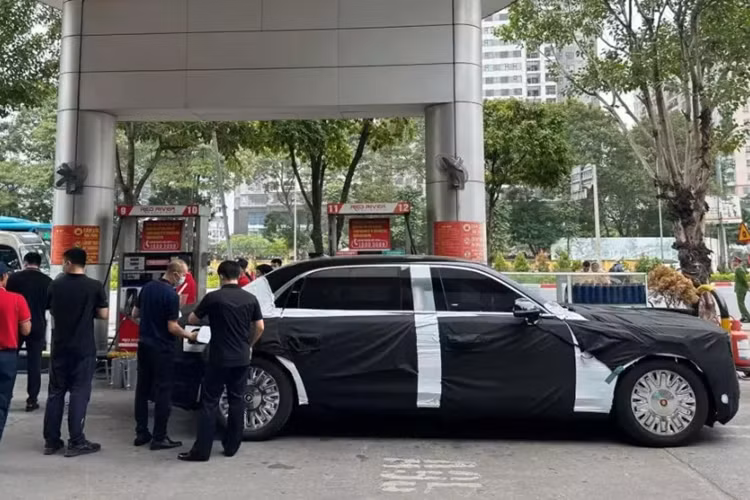 Hồng Kỳ N701 siêu sang chống đạn đã lần đầu tiên lộ diện trong chuyến thăm chính thức Hồng Kông của ông Tập Cận Bình vào hồi tháng 7/2022. Trước đó, Tổng bí thư, Chủ tịch Trung Quốc sử dụng loại xe limousine khác mang tên Hồng Kỳ N501.