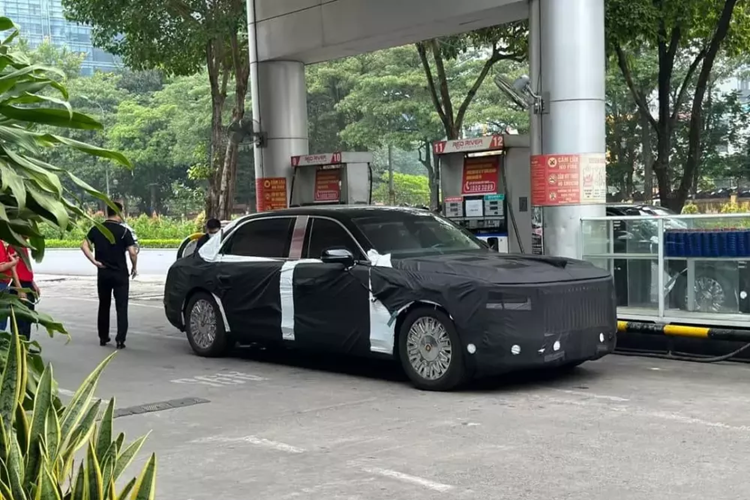 Sáng nay, mạng xã hội đã lan truyền hình ảnh chiếc Hồng Kỳ N701 của ông Tập Cận Bình - Tổng bí thư, Chủ tịch Trung Quốc đến Việt Nam. Chiếc limousine nguyên thủ xuất hiện tại một cây xăng ở Hà Nội. Đây là chiếc xe sẽ được dùng trong chuyến thăm cấp Nhà nước tới Việt Nam trong 2 ngày 12 - 13/12 của ông Tập và phu nhân.