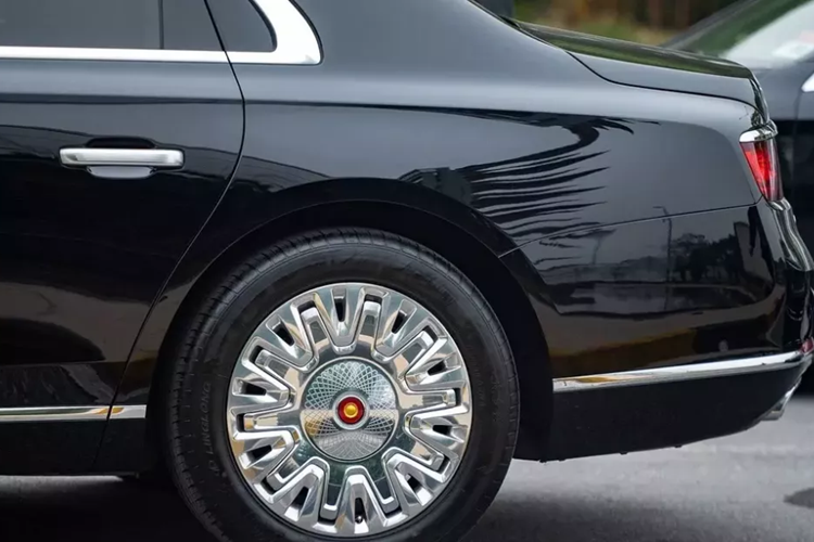 Để tạo cảm giác cao cấp, mẫu xe limousine này còn có hàng loạt chi tiết ngoại thất mạ crôm như lưới tản nhiệt, viền hốc gió trung tâm, nẹp trên sườn xe/cản sau/cửa cốp, đường chân kính, cột B và tay nắm cửa (ảnh: Thành Đông/Dân Trí).