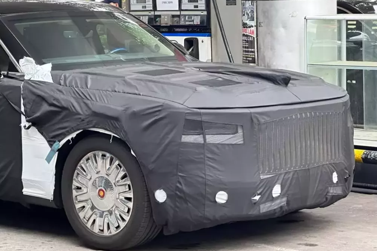 Khi mới xuất hiện trên đường phố Việt Nam, chiếc xe Hồng Kỳ N701 nguyên thủ này được ngụy trang kín mít. Tuy nhiên, logo màu đỏ - vàng đặc trưng của thương hiệu Hồng Kỳ Trung Quốc trên vành la-zăng đã khiến nhiều người nhận ra Hồng Kỳ N701 dành cho nguyên thủ.