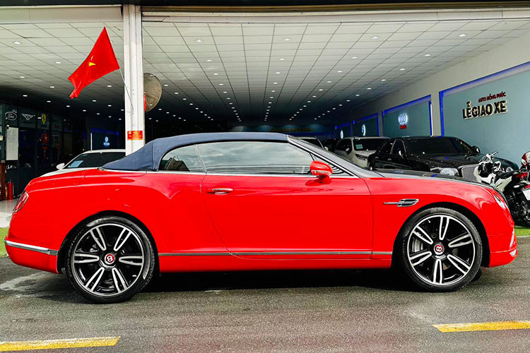 Chiếc xe siêu sang mui trần Bentley Continental GTC này thuộc đời 2008, tức là thế hệ đầu tiên, ở đời này, xe có bộ mặt trước và sau khá hiền lành, cụ thể, hốc gió trước được chia thành 3 phần, thiết kế khá nhỏ, 2 hốc gió bên nhỏ hơn, hốc gió giữa mở rộng ra. Đằng sau xe có cụm ống xả oval, thiết kế đèn pha dạng đôi, còn đèn hậu to bản.