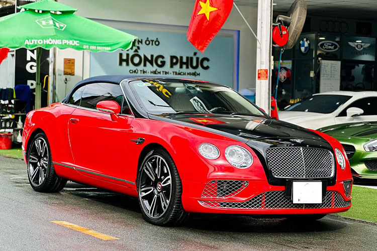 Chính vì vậy, mà mới đây, thông tin về 1 chiếc xe mui trần Bentley Continental GTC được rao bán, đã thu hút sự quan tâm của giới mê xe trong nước. Chỉ cần liếc sơ qua, đã thấy chiếc Bentley Continental GTC này trải qua nhiều cuộc phẫu thuật thẩm mỹ khác nhau, sau đây, chúng tôi sẽ đánh giá nhanh Bentley Continental GTC với bản độ rất khác biệt tại Việt Nam này.