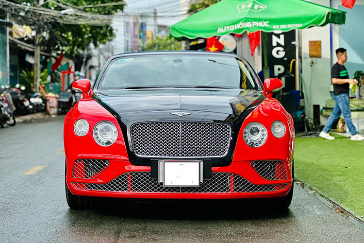 Để làm mới ngoại hình, chủ xe còn dán bộ áo 2 màu đỏ và đen cho chiếc xe siêu sang mui trần Bentley Continental GTC này. Hiện tại, xe đang được 1 showroom chuyên mua bán xe cũ rao bán với mức giá công khai 3,7 tỷ đồng, còn thời điểm về nước, xe có giá trên 15 tỷ đồng.