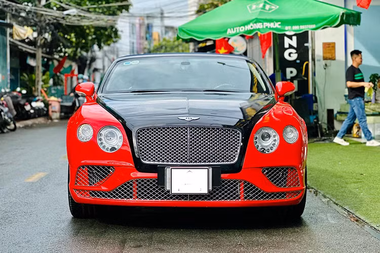 Để làm mới ngoại hình, chủ xe còn dán bộ áo 2 màu đỏ và đen cho chiếc xe siêu sang mui trần Bentley Continental GTC này. Hiện tại, xe đang được 1 showroom chuyên mua bán xe cũ rao bán với mức giá công khai 3,7 tỷ đồng, còn thời điểm về nước, xe có giá trên 15 tỷ đồng.