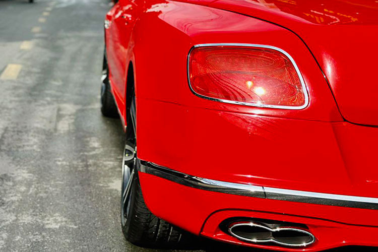 Vòng ra bên sườn xe, Bentley Continental GTC đời 2008 nhận được quả nâng cấp la-zăng rất uy tính, giúp diện mạo ngoại hình xe tăng thêm độ chất chơi, bộ mâm 21 inch, thiết kế 6 chấu kép, sơn 2 màu tương phản là đen và bạc, cùng chụp logo với chữ B bao bọc bởi nền màu đỏ, quả mâm này của Bentley Continental GT V8 thế hệ thứ 2.