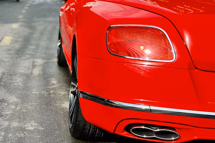 Vòng ra bên sườn xe, Bentley Continental GTC đời 2008 nhận được quả nâng cấp la-zăng rất uy tính, giúp diện mạo ngoại hình xe tăng thêm độ chất chơi, bộ mâm 21 inch, thiết kế 6 chấu kép, sơn 2 màu tương phản là đen và bạc, cùng chụp logo với chữ B bao bọc bởi nền màu đỏ, quả mâm này của Bentley Continental GT V8 thế hệ thứ 2.