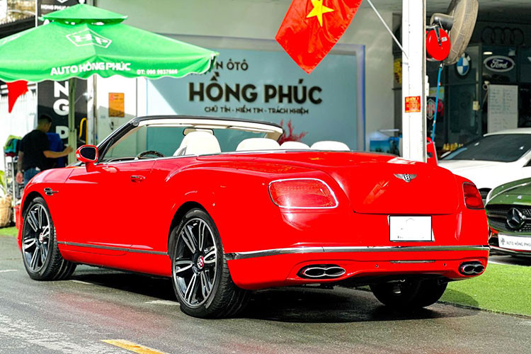 Chiếc Bentley Continental GTC đời cũ này có ngoại hình mới, rất dễ hiểu vì chủ nhân đã độ lại body kit cho xe, đầu tiên là việc độ lại quả đèn pha LED siêu sang, siêu cá tính của thế hệ thứ 2 này, với điểm nhấn các quả đèn LED nhỏ kim cương xếp thành vòng tròn, ở phía ngoài cùng, rất lạ mắt, cũng như tăng thêm độ chiếu sáng cho xe.