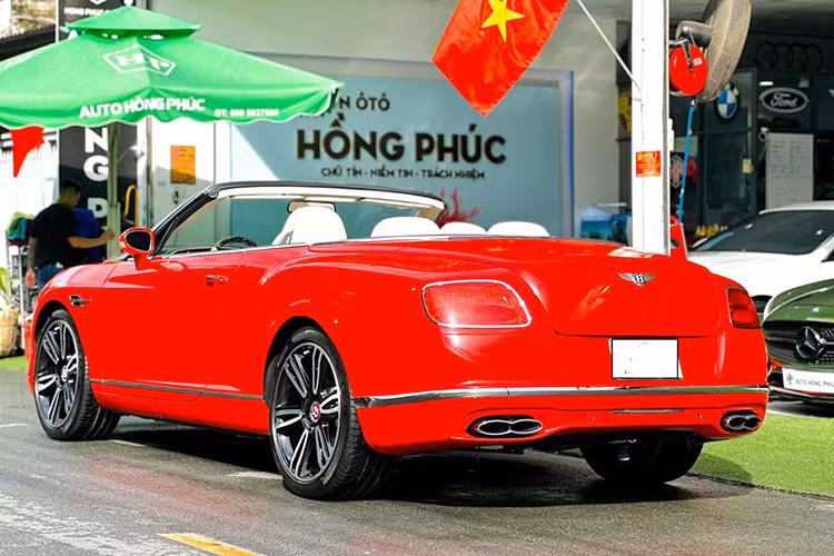 Chiếc Bentley Continental GTC đời cũ này có ngoại hình mới, rất dễ hiểu vì chủ nhân đã độ lại body kit cho xe, đầu tiên là việc độ lại quả đèn pha LED siêu sang, siêu cá tính của thế hệ thứ 2 này, với điểm nhấn các quả đèn LED nhỏ kim cương xếp thành vòng tròn, ở phía ngoài cùng, rất lạ mắt, cũng như tăng thêm độ chiếu sáng cho xe.