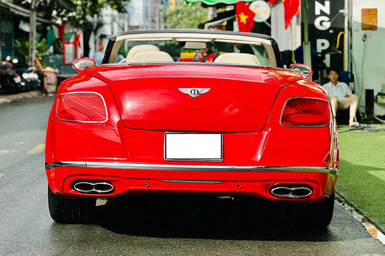 Động cơ trên chiếc xe siêu sang mui trần Bentley Continental GTC màu 2008 này sẽ kết hợp cùng hộp số tự động 6 cấp và hệ dẫn động 4 bánh. Nhờ đó, mẫu xe Bentley Continental GTC chỉ mất khoảng thời gian 5,1 giây để tăng tốc từ vị trí xuất phát lên 100 km/h trước khi đạt vận tốc tối đa 314 km.