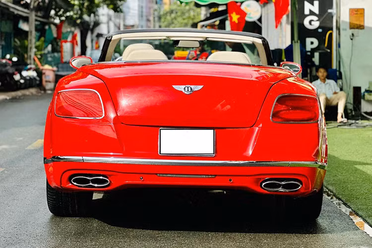 Động cơ trên chiếc xe siêu sang mui trần Bentley Continental GTC màu 2008 này sẽ kết hợp cùng hộp số tự động 6 cấp và hệ dẫn động 4 bánh. Nhờ đó, mẫu xe Bentley Continental GTC chỉ mất khoảng thời gian 5,1 giây để tăng tốc từ vị trí xuất phát lên 100 km/h trước khi đạt vận tốc tối đa 314 km.