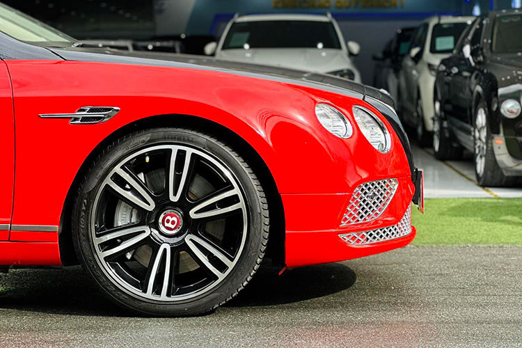 Thay đổi cuối cùng của chiếc xe siêu sang mui trần Bentley Continental GTC 2008 này chính đuôi xe, nơi đèn hậu cũ to bản đã bị thay thế, bằng đèn hậu nhỏ hơn, thiết kế vuông vức của Bentley Continental GT thế hệ thứ 2, với viền đèn được ốp thêm crôm, không còn ống xả oval nguyên bản, chiếc xe này đã được lên bộ ống xả kép, vốn là đặc trưng nhận diện của Bentley Continental GT bản V8 với W12.