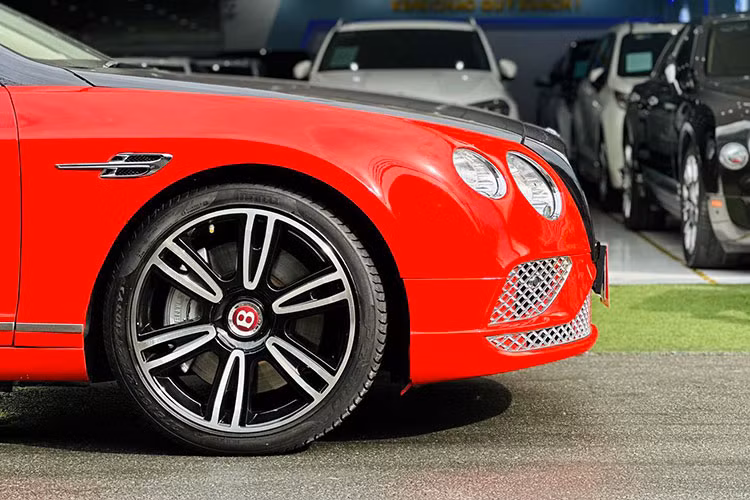 Thay đổi cuối cùng của chiếc xe siêu sang mui trần Bentley Continental GTC 2008 này chính đuôi xe, nơi đèn hậu cũ to bản đã bị thay thế, bằng đèn hậu nhỏ hơn, thiết kế vuông vức của Bentley Continental GT thế hệ thứ 2, với viền đèn được ốp thêm crôm, không còn ống xả oval nguyên bản, chiếc xe này đã được lên bộ ống xả kép, vốn là đặc trưng nhận diện của Bentley Continental GT bản V8 với W12.