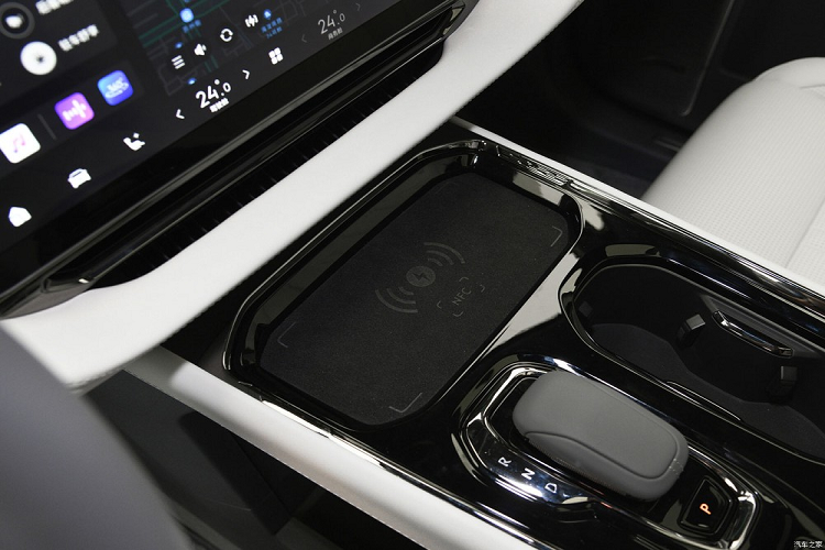 Khi trượt bệ tì tay về phía sau, hành khách sẽ thấy những nút bấm và núm xoay chỉnh các tính năng như trượt ghế lên/xuống, sưởi ấm, làm mát, massage, ngả lưng ghế hay bệ đỡ bắp chân. Các nút chỉnh và núm xoay này đều được ốp kim loại sang trọng. Trong khi đó, bên dưới bệ tì tay còn lại chứa bàn gấp cũng bằng kim loại và bọc da trên bề mặt.