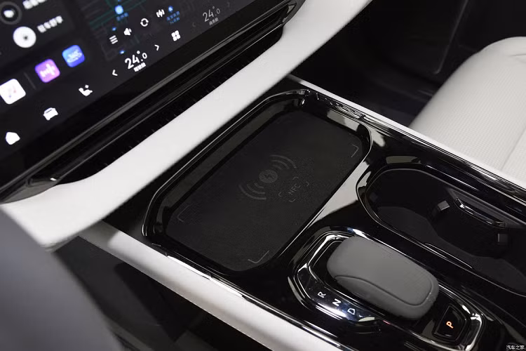 Khi trượt bệ tì tay về phía sau, hành khách sẽ thấy những nút bấm và núm xoay chỉnh các tính năng như trượt ghế lên/xuống, sưởi ấm, làm mát, massage, ngả lưng ghế hay bệ đỡ bắp chân. Các nút chỉnh và núm xoay này đều được ốp kim loại sang trọng. Trong khi đó, bên dưới bệ tì tay còn lại chứa bàn gấp cũng bằng kim loại và bọc da trên bề mặt.