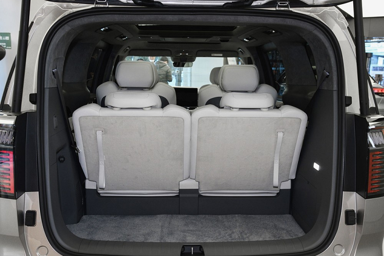 Được phát triển dựa trên cơ sở gầm bệ SEA của hãng mẹ Geely, Zeekr 009 dùng 2 mô-tơ điện nằm trên 2 cầu, tạo ra hệ dẫn động 4 bánh tiêu chuẩn. 2 mô-tơ điện này có công suất tổng cộng 544 mã lực và mô-men xoắn cực đại 686 Nm. Nhờ đó, xe có thể tăng tốc từ 0-100 km/h trong thời gian 4,5 giây.