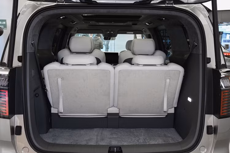 Được phát triển dựa trên cơ sở gầm bệ SEA của hãng mẹ Geely, Zeekr 009 dùng 2 mô-tơ điện nằm trên 2 cầu, tạo ra hệ dẫn động 4 bánh tiêu chuẩn. 2 mô-tơ điện này có công suất tổng cộng 544 mã lực và mô-men xoắn cực đại 686 Nm. Nhờ đó, xe có thể tăng tốc từ 0-100 km/h trong thời gian 4,5 giây.