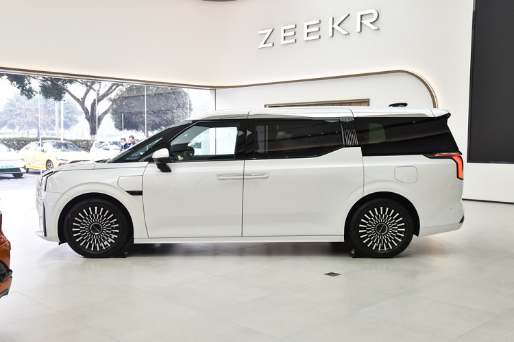 Được biết, 009 do Trung tâm thiết kế của Zeekr ở Gothenburg, Thụy Điển, tạo hình. Người đứng sau thiết kế ngoại thất của Zeekr 009 là ông Stefan Sielaff. Đây cũng chính là cựu giám đốc thiết kế của thương hiệu xe sang Đức Audi. Tuy có ngoại hình đồ sộ và vuông vức thay vì bo tròn mượt mà nhưng mẫu MPV hạng sang này vẫn sở hữu hệ số lực cản không khí khá thấp, chỉ 0,27 Cd, gần như tương đương với BMW i8.