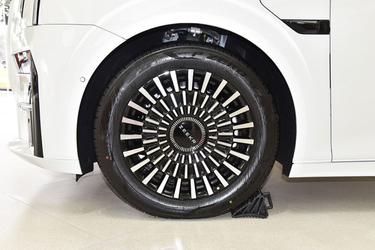 Hãng Zeekr gọi thiết kế lưới tản nhiệt này là "Fountain of Light", tạm dịch "vòi phun ánh sáng". Nguyên nhân là bởi những rãnh nằm dọc trong lưới tản nhiệt đều được tích hợp đèn LED với tổng cộng 32 đèn. Các đèn này có thể bật tuần tự, tạo ra những hiệu ứng ánh sáng ấn tượng trong đêm. Ngay cả hốc gió trung tâm trên cản trước của mẫu xe MPV Zeekr 009 cũng có những nan nằm dọc tương tự.