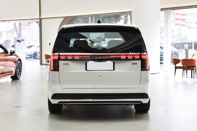 Bên sườn, Zeekr 009 được áp dụng phong cách thiết kế khá hầm hố với một mẫu xe MPV, thể hiện qua chắn bùn mở rộng và bộ vành hợp kim 19 inch với thiết kế đa chấu 2 màu lạ mắt. Ngoài ra, mẫu MPV Trung Quốc này còn được trang bị cột A tích hợp kính, giúp mang đến nhiều ánh sáng tự nhiên hơn cho nội thất và tạo ra tầm nhìn tốt hơn cho người lái.