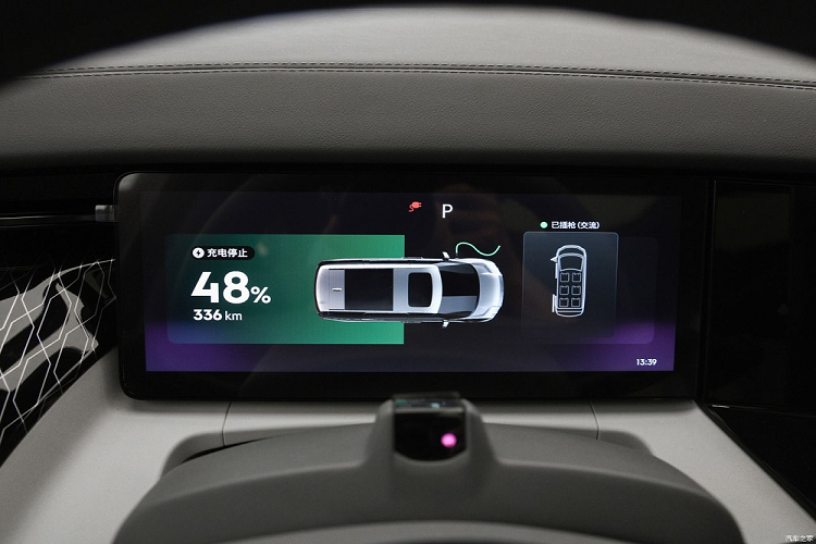 Với chiều dài 5,2 m và chiều rộng hơn 2 m, Zeekr 009 đương nhiên mang đến không gian nội thất rộng rãi cho hành khách phía sau. Không chỉ khoảng duỗi chân mà không gian phía trên đầu hành khách cũng vô cùng hào phóng, thậm chí có thể khiến người ngồi có cảm giác mình thật nhỏ bé.