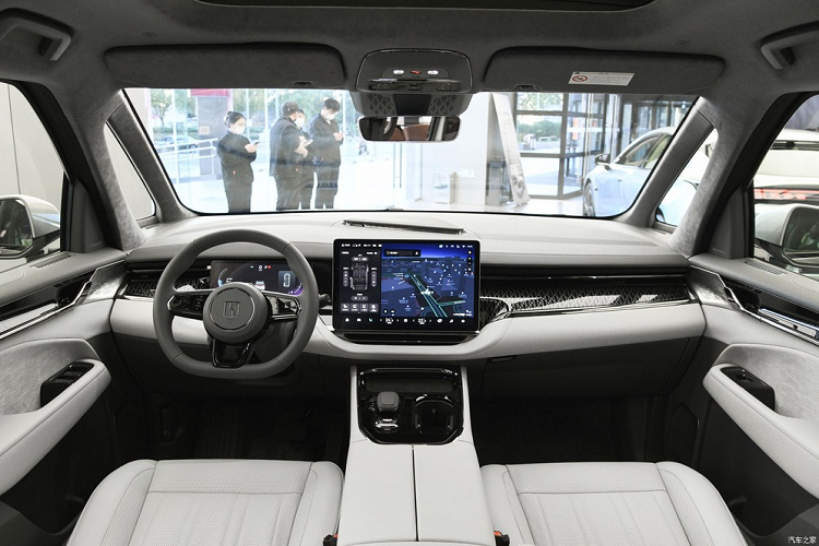 Trước mặt người lái là 2 màn hình, bao gồm bảng đồng hồ kỹ thuật số 10,25 inch và màn hình giải trí trung tâm 15,4 inch đặt nổi trên mặt táp-lô. Bên cạnh đó là sạc điện thoại không dây, cần số ngắn và ngăn chứa đồ rộng rãi dưới bệ tì tay trung tâm, tích hợp 2 cổng USB Type C. Bên dưới cụm điều khiển trung tâm còn có ngăn chứa đồ tráng cao su để chống trơn trượt - một chi tiết hiếm thấy ở những thương hiệu ô tô khác.