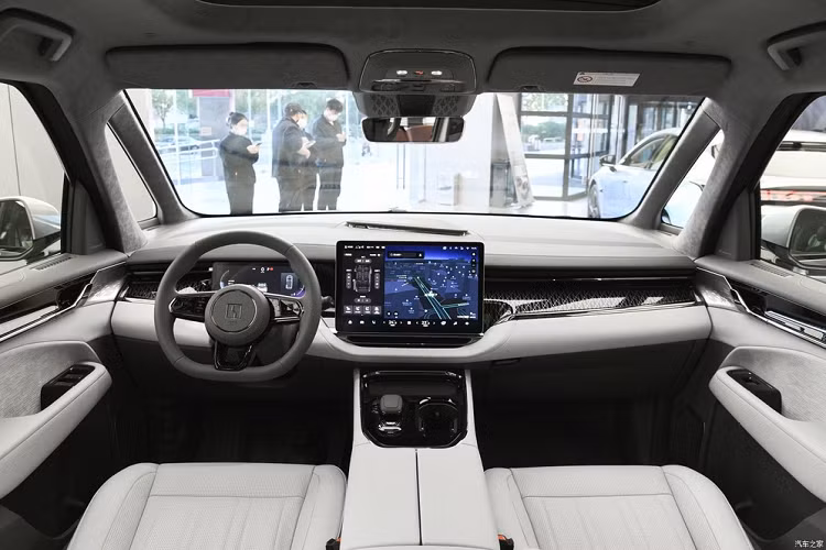 Trước mặt người lái là 2 màn hình, bao gồm bảng đồng hồ kỹ thuật số 10,25 inch và màn hình giải trí trung tâm 15,4 inch đặt nổi trên mặt táp-lô. Bên cạnh đó là sạc điện thoại không dây, cần số ngắn và ngăn chứa đồ rộng rãi dưới bệ tì tay trung tâm, tích hợp 2 cổng USB Type C. Bên dưới cụm điều khiển trung tâm còn có ngăn chứa đồ tráng cao su để chống trơn trượt - một chi tiết hiếm thấy ở những thương hiệu ô tô khác.