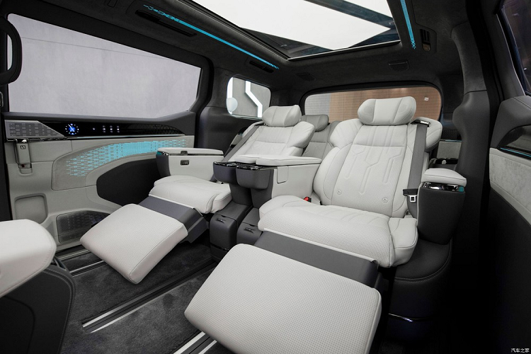 Phía dưới ghế còn có ngăn chứa cổng USB Type C với công suất sạc lên đến 60W. Trước mặt hành khách là một ngăn chứa cổng HDMI và ngăn chứa đồ tích hợp vào bệ tì tay của hàng ghế trước. Trên trần xe còn có thêm màn hình giải trí với kích thước 15,6 inch và có thể gấp gọn lại. Để chỉnh màn hình này, hành khách có thể dùng một chiếc điều khiển nhỏ đi kèm theo xe.