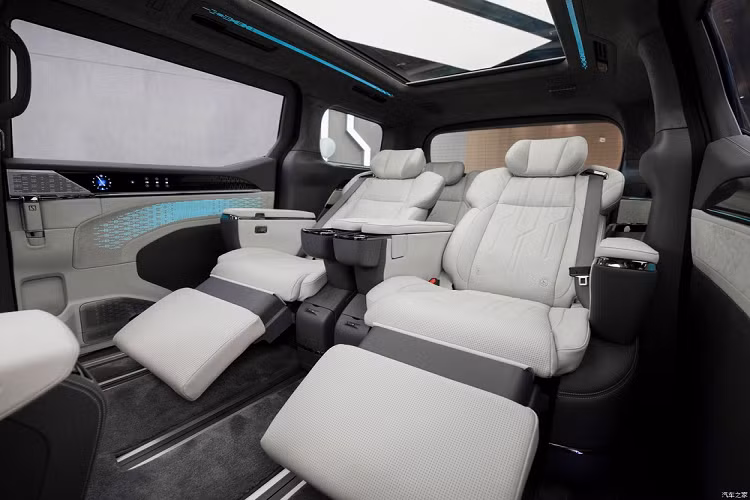 Phía dưới ghế còn có ngăn chứa cổng USB Type C với công suất sạc lên đến 60W. Trước mặt hành khách là một ngăn chứa cổng HDMI và ngăn chứa đồ tích hợp vào bệ tì tay của hàng ghế trước. Trên trần xe còn có thêm màn hình giải trí với kích thước 15,6 inch và có thể gấp gọn lại. Để chỉnh màn hình này, hành khách có thể dùng một chiếc điều khiển nhỏ đi kèm theo xe.