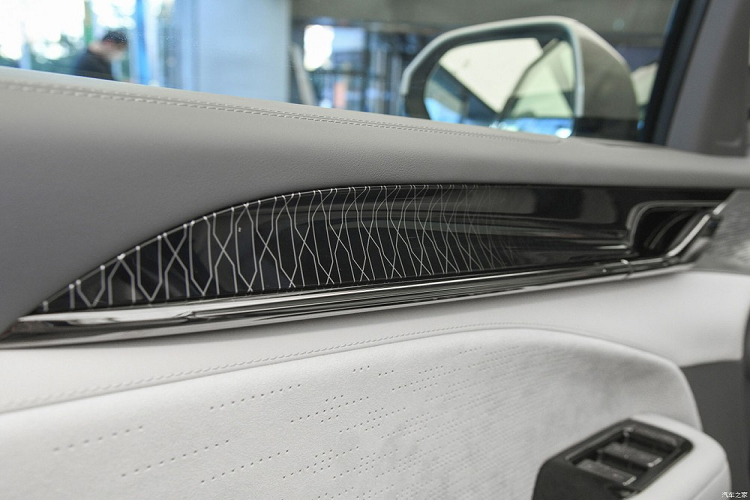 Zeekr 009 có cả phiên bản 6 chỗ và 7 chỗ ngồi. Ở phiên bản 6 chỗ, xe được trang bị 2 ghế cơ trưởng ở hàng ghế giữa. Đây mới là nơi hội tụ mọi tinh hoa thực sự của mẫu MPV cỡ lớn này. Tuy nhiên, không vì thế mà thương hiệu Zeekr xem nhẹ khoang lái của 009. Thiết kế nội thất của Zeekr 009 lấy cảm hứng từ những khu vườn của Trung Quốc và dòng nước chảy.