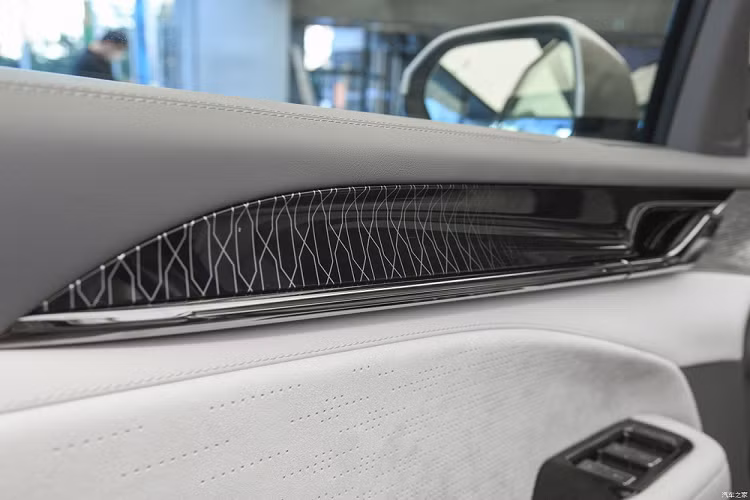 Zeekr 009 có cả phiên bản 6 chỗ và 7 chỗ ngồi. Ở phiên bản 6 chỗ, xe được trang bị 2 ghế cơ trưởng ở hàng ghế giữa. Đây mới là nơi hội tụ mọi tinh hoa thực sự của mẫu MPV cỡ lớn này. Tuy nhiên, không vì thế mà thương hiệu Zeekr xem nhẹ khoang lái của 009. Thiết kế nội thất của Zeekr 009 lấy cảm hứng từ những khu vườn của Trung Quốc và dòng nước chảy.