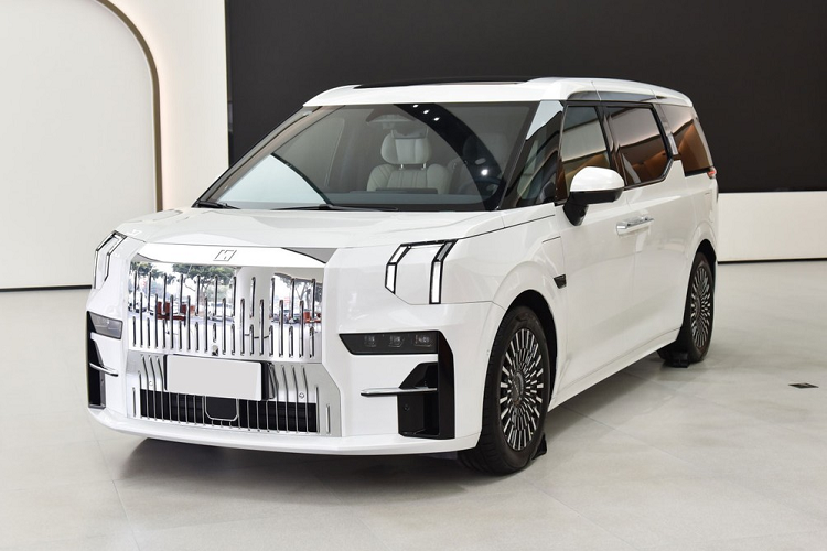 Không ngoa khi nói rằng Zeekr 009 là mẫu MPV đến từ tương lai, mang tới trải nghiệm như khoang máy bay hạng thương gia cho hành khách. Tại thị trường Trung Quốc, mức giá xe Zeekr 009 2023 bán ra dao động từ 499.000 - 588.000 Nhân dân tệ (khoảng 1,53 - 2 tỷ đồng) và cạnh tranh với những đối thủ như BYD Denza D9.