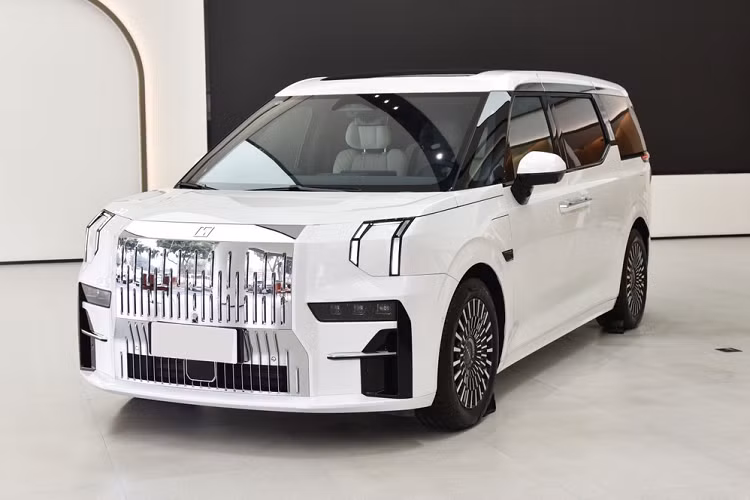 Không ngoa khi nói rằng Zeekr 009 là mẫu MPV đến từ tương lai, mang tới trải nghiệm như khoang máy bay hạng thương gia cho hành khách. Tại thị trường Trung Quốc, mức giá xe Zeekr 009 2023 bán ra dao động từ 499.000 - 588.000 Nhân dân tệ (khoảng 1,53 - 2 tỷ đồng) và cạnh tranh với những đối thủ như BYD Denza D9.