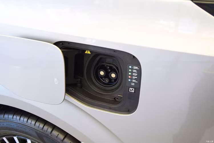 Khi muốn xuống hàng ghế cuối, hành khách chỉ cần bấm nút để ghế giữa di chuyển về phía trước, tạo ra lối đi khá lớn. Hàng ghế cuối của mẫu MPV này không chật hẹp như nhiều mẫu MPV trên thị trường mà khá rộng rãi nhờ chiều dài cơ sở lên đến 3.205 mm. Hàng ghế cuối cũng được đệm êm ái trong khi tapi cửa bọc bằng chất liệu da lộn đẹp mắt và mềm mại.