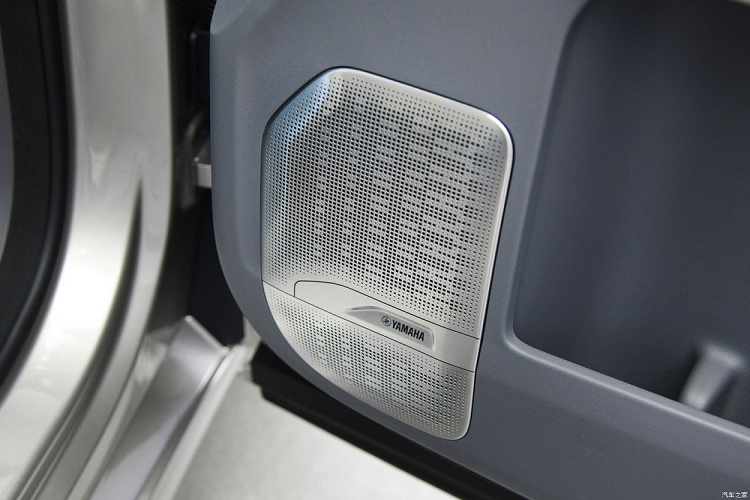 Do đó, bên trong mẫu xe này có nhiều chi tiết thiết kế gợi liên tưởng đến dòng chảy như ốp trên tapi cửa. Ngoài ra, bên trong xe còn có nhiều chi tiết ốp kim loại thật, ví dụ như lưới loa Yamaha hay nẹp trang trí trên đèn trần. Cộng thêm với chất liệu da mềm mại, không chỉ ghế mà còn cả mặt táp-lô, trần xe bọc bằng da lộn và viền chỉ có chất lượng hoàn thiện tốt, tất cả mang đến cảm giác cao cấp cho mẫu MPV hạng sang này.